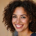 Ritratto di una donna con capelli ricci